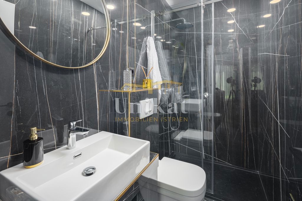 Nova moderna vila samo 400 metrov od morja